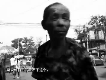 視頻中的男子面對(duì)鏡頭發(fā)泄心中的不滿：不合理，明擺著剝削人