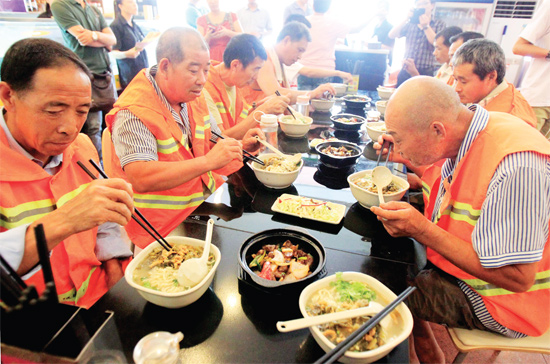 8月18日中午，鄭州市商城路一家飯店邀請33位一線環(huán)衛(wèi)工免費(fèi)吃頓飯