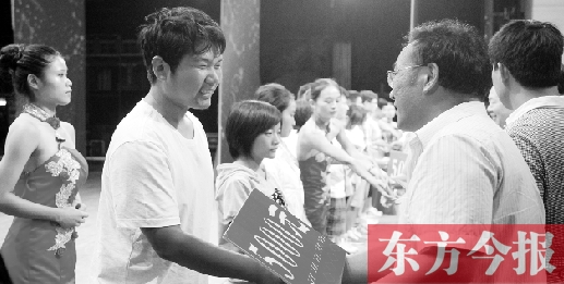 8月25日，河南電視臺8號演播廳，寒門學(xué)子每人拿到了5000元助學(xué)金