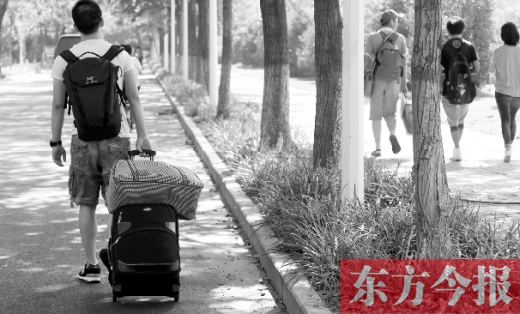 滿載著家人的希望，沿著學校的路標，鄭州大學新生入學了，一位新生自己帶著行李來報到