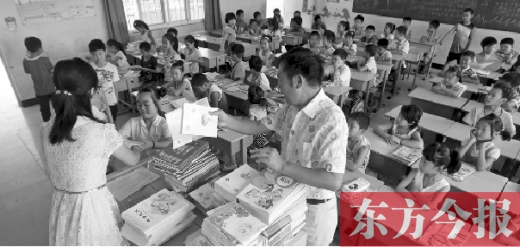 昨天是鄭州市中小學(xué)正式開(kāi)學(xué)第一天，圖為某小學(xué)的孩子們正在免費(fèi)領(lǐng)取新課本