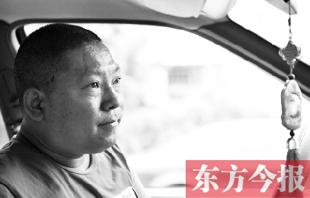 鄧太和帶父親去看病，兩天都沒打開過出租車后備廂