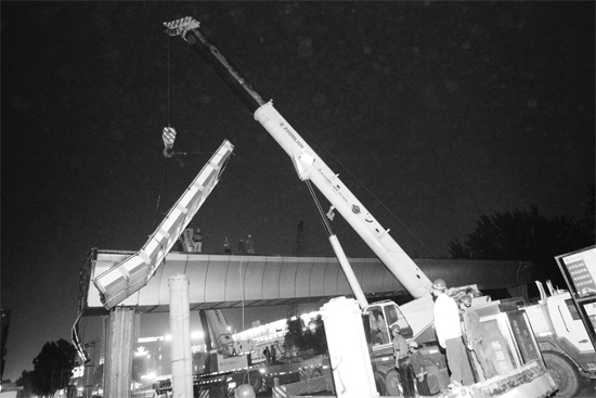 昨日凌晨，鄭州市動物園天橋徹底拆除