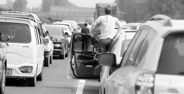 10月7日下午，寧洛高速漯河至商水段，因車禍發(fā)生擁堵