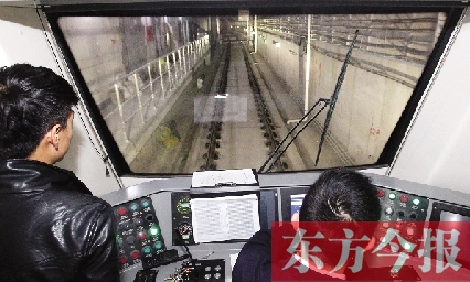 為了地鐵一號(hào)線在年底按期投入試運(yùn)營(yíng)，大家正在緊張調(diào)試