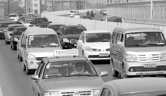 上午11點，鄭州市京廣快速路由北向南的路段已經(jīng)開始擁堵，要是早晚高峰，更是堵得走不成