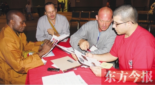 研討會現(xiàn)場，少林洋弟子熱議東方今報報道《大爭之寺》