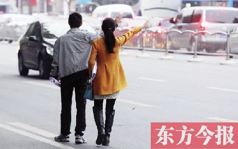 昨日下午5時30分，鄭州市花園路口公交站，一對青年正焦急等車