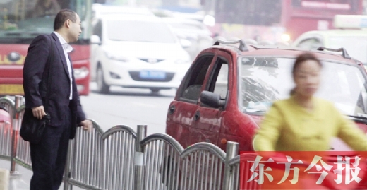 昨日下午5點40分，一男子久久未等到出租車，一輛“黑三輪”車主便和他搭訕