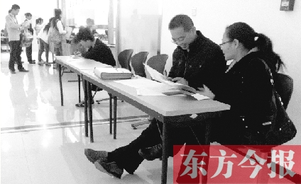 　　10月16日，鄭州市社保中心辦事大廳，新增的桌椅方便了前來辦理手續(xù)的市民