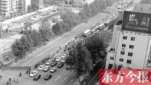 圍擋設(shè)置首日，人們騎車(chē)緩慢通行