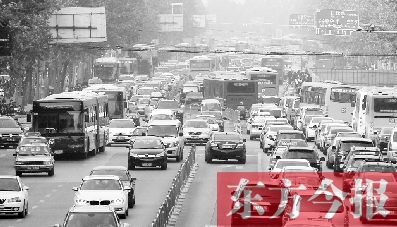 昨日下午4點(diǎn)，在花園路與黃河路口附近，車(chē)堵成了“一鍋粥”