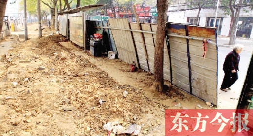 鄭州市紅專路與政七街交叉口，一工地“圍而不動”，步行者只好擇路而行