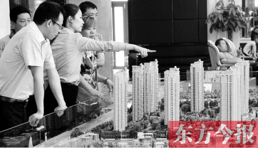 買套房子，幾乎要耗盡大半生的積蓄，所以，房?jī)r(jià)的高低時(shí)刻牽動(dòng)著國(guó)人的心