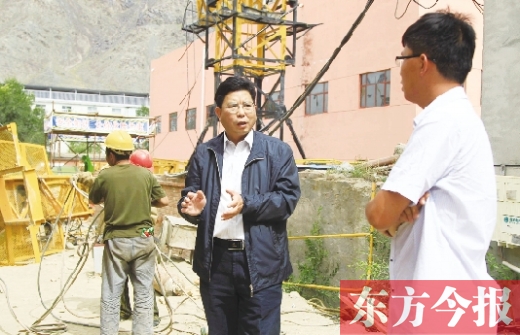 新鄉(xiāng)市援疆前方指揮部指揮長(zhǎng)、伊吾縣委副書記鄭援越（中）深入一線調(diào)研