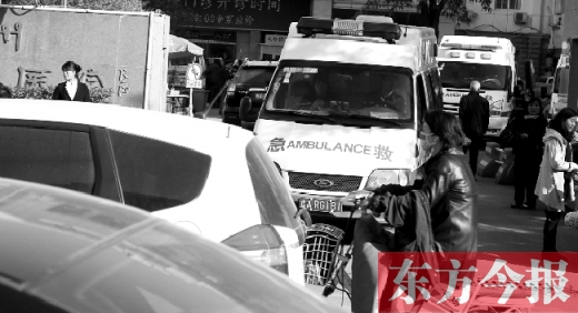 馬路上的機動車越來越多，臨著大路鄭州市第一人民醫(yī)院門口，出急診的救護車常常遭遇堵車