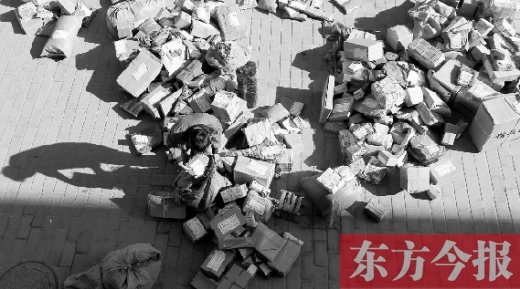 “雙十一”后，快遞員忙著送包裹，連水也不敢喝