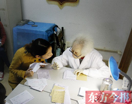 昨日，97歲的“醫(yī)生奶奶”胡佩蘭在給患者看病