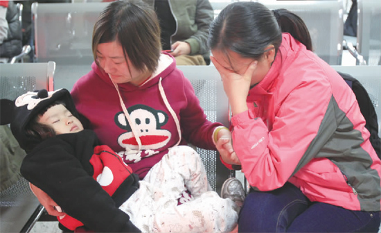 昨日，9時35分，堅守在手術(shù)室外的嘟嘟在媽媽懷里睡著了，因被眼前的真情觸動，今報記者趙丹流下了眼淚