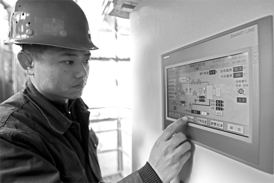 宗希明在“政七街煤改氣項(xiàng)目” 工程工地。高科技完全取代了老式燃煤鍋爐笨重、復(fù)雜的管理和控制