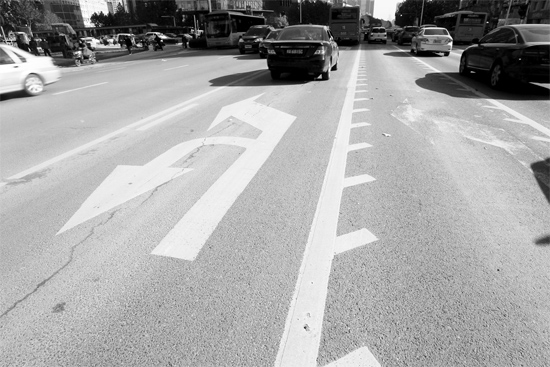 昨日，鄭州市金水路未來路口的“魚刺”車道，好多司機(jī)不知道咋走