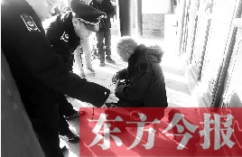 昨日，鄭州市管城區(qū)執(zhí)法局對轄區(qū)一只狗狗檢查是否辦過證 東方今報首席記者 劉棟杰 攝