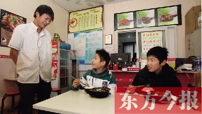 11月30日，鄭州市81中的兩位學(xué)生用勞動(dòng)為自己掙了一頓中午飯，心里很高興