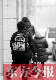 一名學(xué)生背著書包走出校門準(zhǔn)備回家。教育部發(fā)布規(guī)定，其中明確規(guī)定教師收禮、有償補(bǔ)課等行為將受到相應(yīng)處分