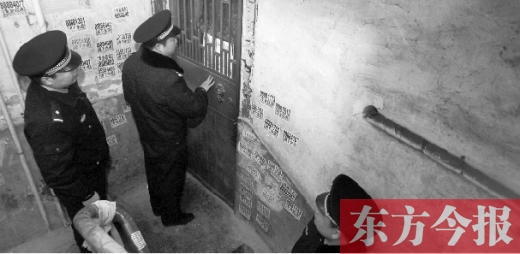 12月3日，鄭州市隴海路。執(zhí)法人員欲進入一戶未辦狗證的居民家中，強行將狗帶走