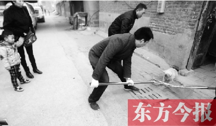 12月3日，鄭州市隴海路。執(zhí)法人員對一只“辦了證卻不系繩”的狗進行捕捉