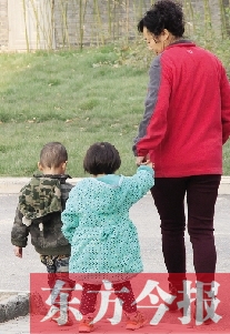 男孩兒姓“鄭”，女孩兒姓“周”（取“州”諧音），即“鄭州”之意，這一取名法得到了認(rèn)可