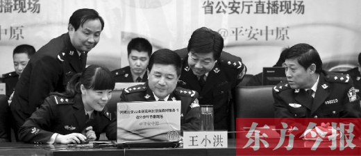 省公安廳廳長(zhǎng)王小洪（中）和微博網(wǎng)友在進(jìn)行交談，發(fā)現(xiàn)問(wèn)題現(xiàn)場(chǎng)馬上解決