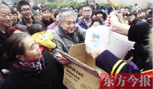 昨日，鄭州金源第一城小區(qū)。除了能領(lǐng)到地鐵試乘劵，還有獎(jiǎng)品可拿