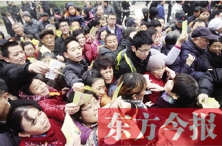 昨日，鄭州金源第一城小區(qū)。小區(qū)居民迫不及待地將自己為鄭州地鐵寫下的祝福語放進(jìn)抽獎(jiǎng)箱