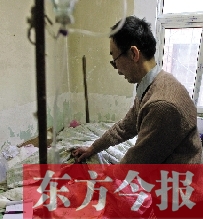 54歲的老楊把自己當(dāng)做護士，不離不棄照顧著已成“植物人”的母親