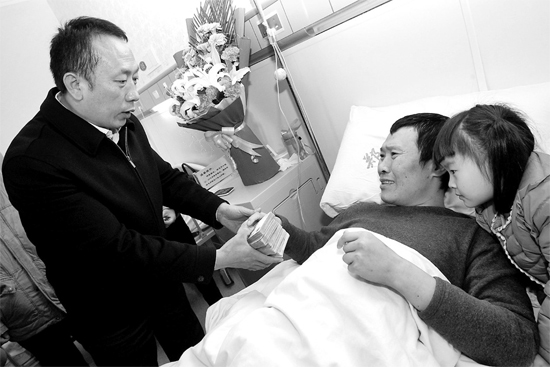 黃久生把五萬(wàn)元現(xiàn)金送到李剛的病房?jī)?nèi)