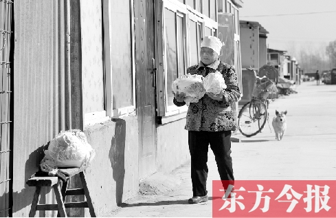 在京水村的臨時過渡區(qū)內(nèi)，62歲的村民白小英對未來的生活充滿期待