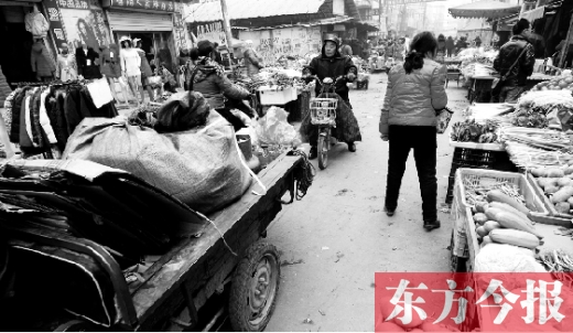 和所有的都市村莊一樣，老鴉陳也充滿著形形色色的人，窄窄的巷子因占道經(jīng)營變得更加狹窄