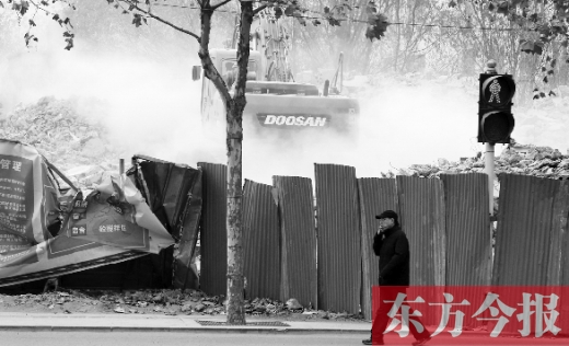 昨日，鄭州市未來路與緯四路交叉口一工地施工不除塵，加重了空氣污染