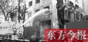 昨天早上8點半，鄭州市農(nóng)業(yè)路一拆遷工地，用兩臺噴水車噴水除塵，有效地阻止了施工揚塵