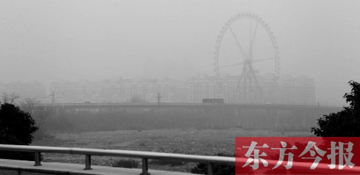 我看！我再看！我都看不見世紀歡樂園的巨大摩天輪了，送孩子上學(xué)的路，真快看不清了