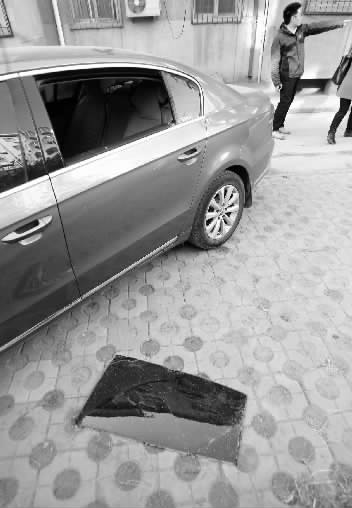 12月12日，鄭州市東明路11號(hào)院被砸壞車窗盜取財(cái)物的車輛