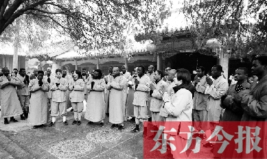 20名非洲洋弟子領(lǐng)取結(jié)業(yè)證書前，虔誠聆聽少林寺方丈禪語