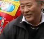 采訪我先買個氣球吧！大爺霸氣回答