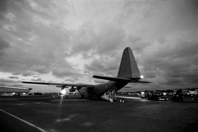 3月23日，中非共和國首都班吉，從加蓬首都利伯維爾出發(fā)的法國增援部隊共計200名士兵抵達班吉國際機場