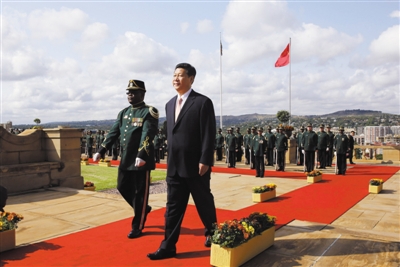 3月26日，南非總統(tǒng)祖馬在比勒陀利亞聯(lián)邦大廈前廣場(chǎng)舉行儀式，歡迎中國(guó)國(guó)家主席習(xí)近平訪(fǎng)問(wèn)南非。這是習(xí)近平檢閱儀仗隊(duì)。新華社記者 蘭紅光 攝