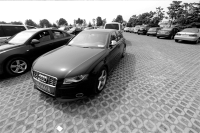 3月30日，掛有AZG(安徽政府公務(wù)的拼音縮寫）通行證的車輛停放在合肥市小蜀山公墓停車場(chǎng)內(nèi)。