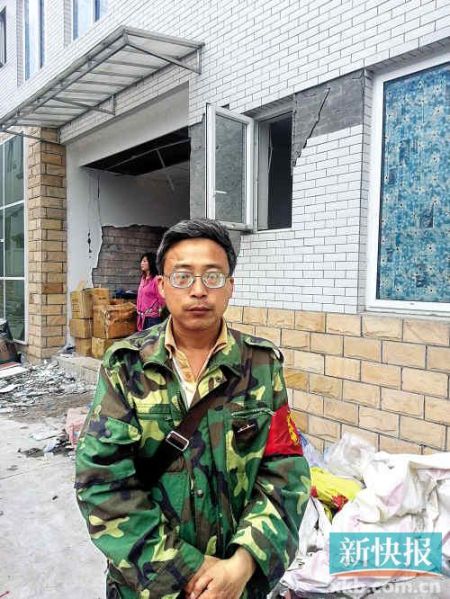 被免副鄉(xiāng)長(zhǎng)楊成毅成災(zāi)區(qū)首位免職干部，接受新快報(bào)記者采訪時(shí)稱(chēng)：“服從組織決定，大難當(dāng)前官位不要緊”