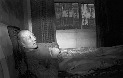 2013年4月28日，平頂山市葉縣，二姐李愛(ài)梅家，李懷亮躺在床上，重獲自由的他身體虛弱。A18-19版攝影/新京報(bào)記者 尹亞飛