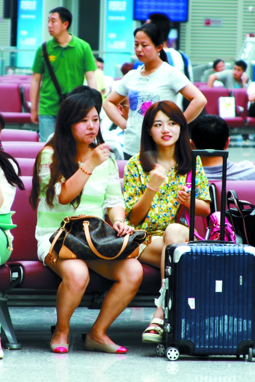 實(shí)在太熱，有個(gè)美女拿身份證當(dāng)扇子用